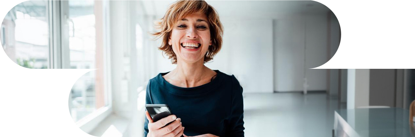 Persona consultando su móvil con una tarifa 5G