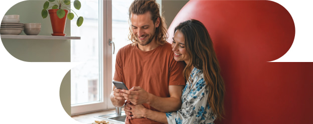 Pareja consultando su oferta de fibra, móvil y TV de Lowi